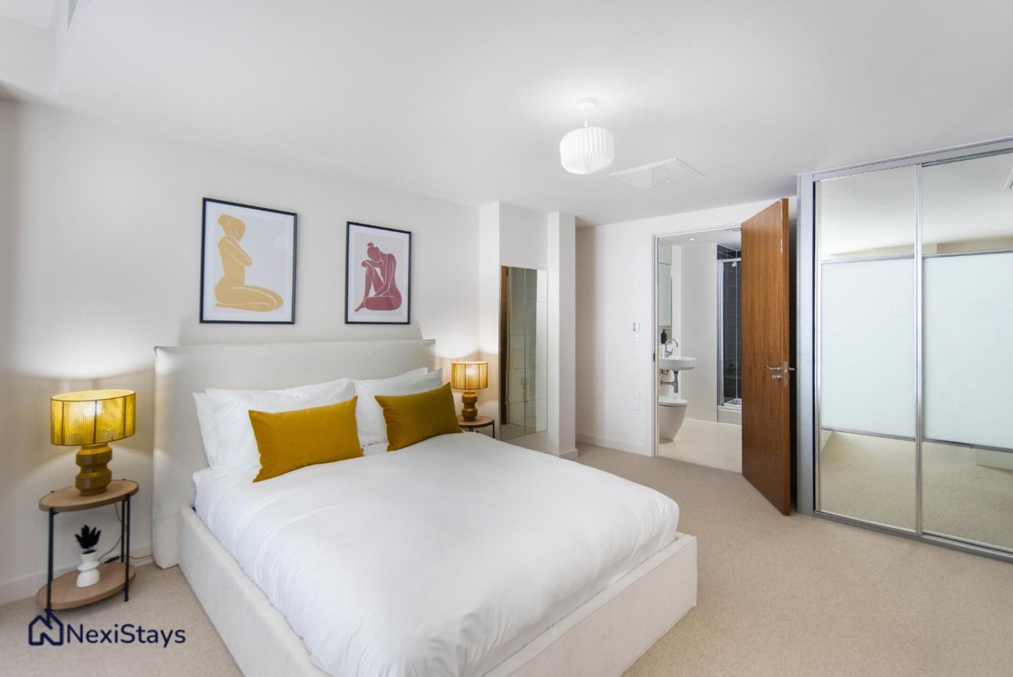 5 Mins Walk To Moorgate, Tranquil Retreat Apartment London