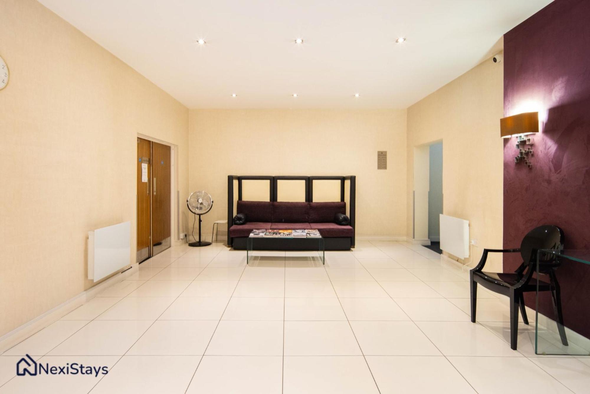5 Mins Walk To Moorgate, Tranquil Retreat Apartment London