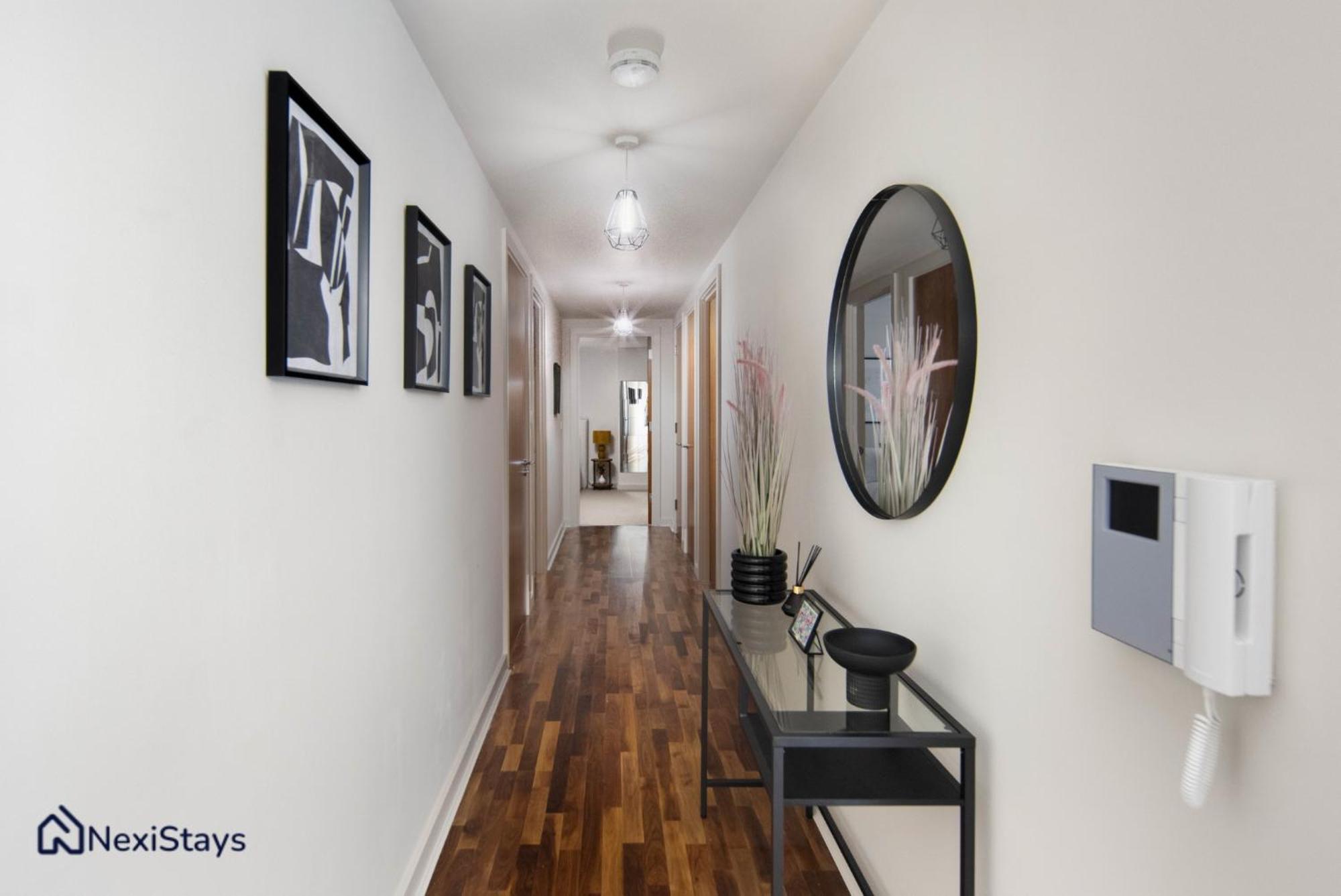 5 Mins Walk To Moorgate, Tranquil Retreat *